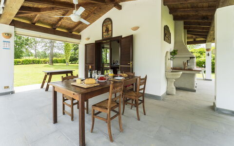 Casa del Marchese, Pool, Wifi, Castell' Arquato: Tafel, Gebouw, Hout, Interieur Ontwerp, Architectuur, Fabriek, Woonkamer, Verdieping, Kamerplant, Flooring