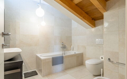 Casa del Marchese, Pool, Wifi, Castell' Arquato: Loodgieterswerkinrichting, Eigendom, Bad, Kraan, Badkamer, Gebouw, Hout, Verlichting, Interieur Ontwerp, Architectuur