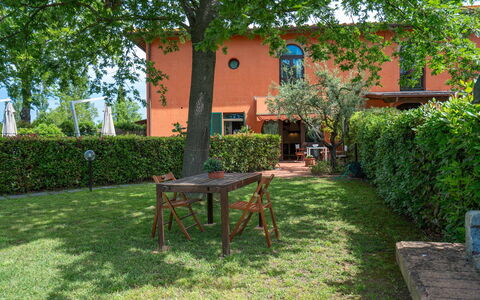 Casa Bellosguardo a Vinci: Fabriek, Eigendom, Tafel, Venster, Boom, Blad, Gebouw, Buitenmeubels, Land Lot, Buitentafel
