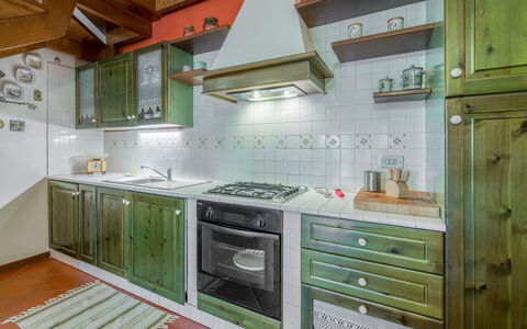 Casa Bellosguardo a Vinci: Cabinetry, Eigendom, Countertop, Meubilair, Gootsteen, Gasfornuis, Lade, Fornuis, Cooktop, Keuken