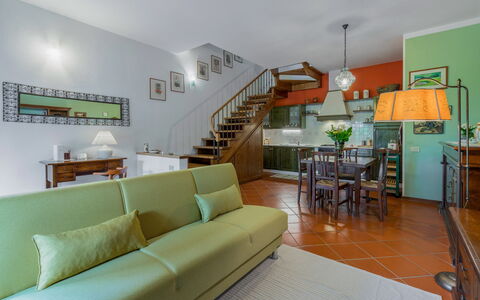 Casa Bellosguardo a Vinci: Bankstel, Eigendom, Tafel, Meubilair, Woonkamer, Verlichting, Fotolijst, Interieur Ontwerp, Verdieping, Flooring