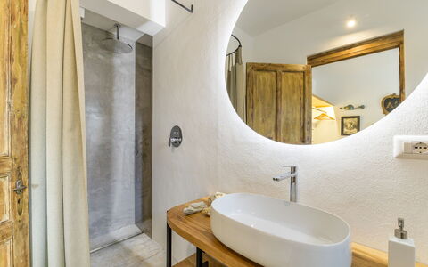 Lamia del Grano: Spiegel, Wastafel, Kraan, Loodgieterswerkinrichting, Badkamer, Wastafel In De Badkamer, Hout, Gebouw, Interieur Ontwerp