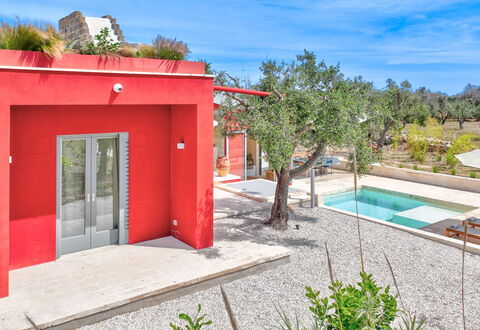 Lamia del Grano: Fabriek, Lucht, Eigendom, Water, Zwembad, Gebouw, Architectuur, Boom, Schaduw, Muur