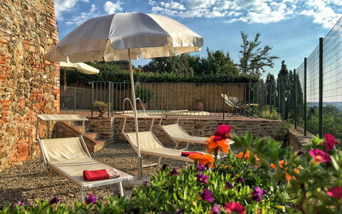 Casa Le Crete: Wolk, Bloem, Lucht, Fabriek, Plantengemeenschap, Plantkunde, Paraplu, Boom, Natuurlijk Landschap, Buitenmeubels