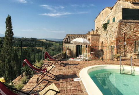 Casa Le Crete: Lucht, Water, Eigendom, Gebouw, Wolk, Venster, Fabriek, Zwembad, Vrije Tijd, Boom