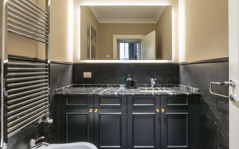 Pazzi Penthouse Luxury Apartment in Florence by Pa: Cabinetry, Wastafel, Gootsteen, Eigendom, Kraan, Countertop, Keuken, Loodgieterswerkinrichting, Fornuis, Gebouw