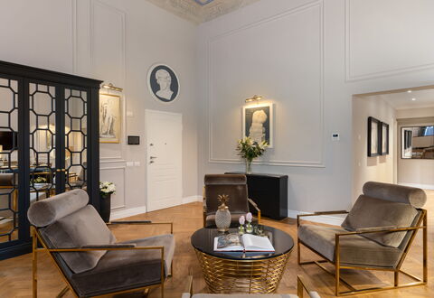 Pazzi Penthouse Luxury Apartment in Florence by Pa: Fotolijst, Tafel, Meubilair, Eigendom, Hout, Stoel, Interieur Ontwerp, Bankstel, Architectuur, Fabriek