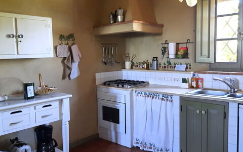 Villa San Giovanni: Cabinetry, Eigendom, Countertop, Keuken, Fornuis, Hout, Toestel Van De Keuken, Verlichting, Huishoudapparatuur, Venster