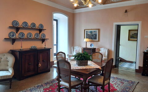 Villa Delle Palme: Meubilair, Tafel, Fotolijst, Hout, Verlichting, Interieur Ontwerp, Stoel, Verdieping, Woonkamer, Cabinetry