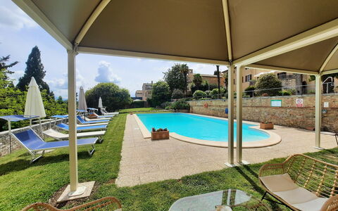 Villa Delle Palme: Water, Eigendom, Fabriek, Lucht, Zwembad, Schaduw, Gebouw, Buitenmeubels, Architectuur, Boom