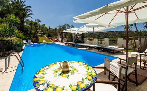 Villa Il Sole Di Sorrento: Eigendom, Fabriek, Lucht, Meubilair, Water, Paraplu, Azure, Zwembad, Gebouw, Stoel