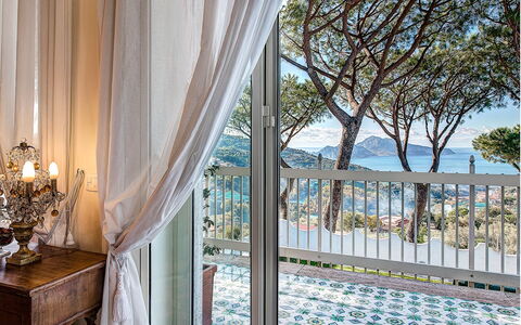 Villa Il Sole Di Sorrento: Gebouw, Venster, Water, Verlichting, Fabriek, Schaduw, Lucht, Boom, Hout, Interieur Ontwerp