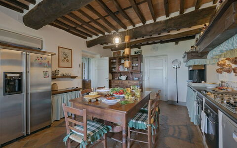 Villa Marlia: Tafel, Meubilair, Eigendom, Cabinetry, Hout, Stoel, Keuken, Gebouw, Interieur Ontwerp, Toestel Van De Keuken