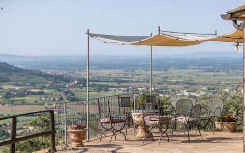 Casale Della Torre: Lucht, Ecoregio, Gebouw, Schaduw, Fabriek, Vrije Tijd, Landschap, Berg, Stad, Horizon