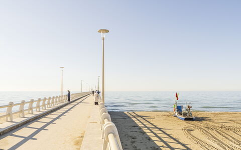 Villa Le Fontanelle In Forte Dei Marmi With Ac: Zee, Horizon, Oceaan, Kust En Oceanic Landvormen, Kust, Strand, Kust, Gang, Boardwalk