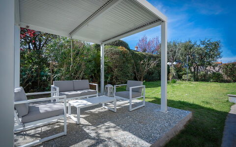 Villa Le Fontanelle In Forte Dei Marmi With Ac: Fabriek, Lucht, Schaduw, Buitenmeubels, Boom, Stoel, Onroerend Goed, Woongebied, Landschap, Vrije Tijd