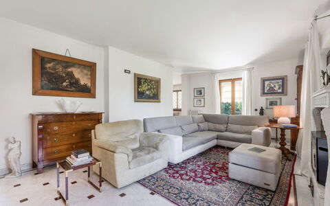Villa Le Fontanelle In Forte Dei Marmi With Ac: Meubilair, Fotolijst, Eigendom, Hout, Interieur Ontwerp, Verdieping, Lade, Fabriek, Bankstel, Woonkamer