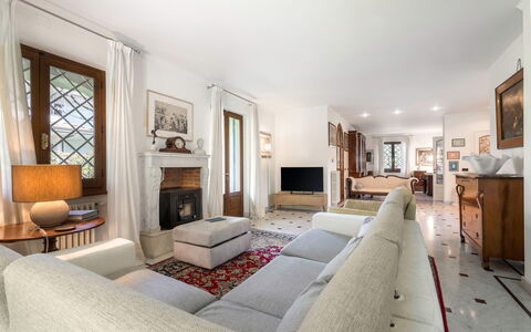 Villa Le Fontanelle In Forte Dei Marmi With Ac: Fotolijst, Meubilair, Venster, Interieur Ontwerp, Hout, Gebouw, Tafel, Verdieping, Comfort, Flooring