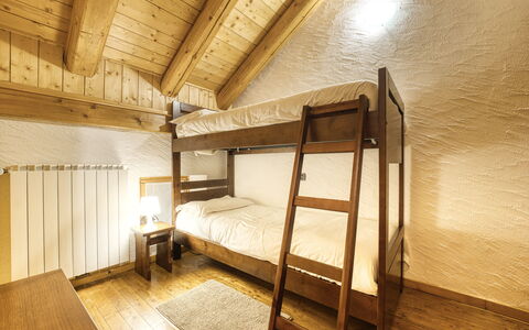 Incanto Walser Apartments Testa: Gebouw, Hout, Comfort, Huis, Bed Frame, Bed, Hardwood, Plafond, Slaapkamer, Flooring