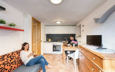 Chalet Borgo Walser Testa 1: Meubilair, Interieur Ontwerp, Tafel, Kamer, Plafond, Countertop, Appartement, Stoel, Cabinetry, Bureau