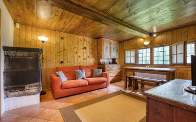 Chalet Borgo Walser Testa 3: Meubilair, Venster, Hout, Tafel, Bankstel, Interieur Ontwerp, Comfort, Verdieping, Woonkamer, Flooring