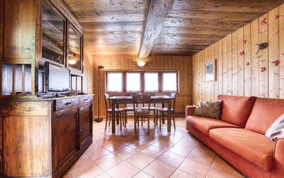 Chalet Borgo Walser Testa 4: Meubilair, Tafel, Stoel, Hout, Interieur Ontwerp, Architectuur, Woonkamer, Verdieping, Muur, Flooring