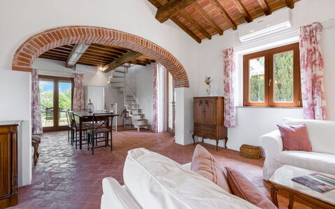 Vineyard’s Cottage With Pool, Ac, Wifi - Siena: Tafel, Meubilair, Gebouw, Hout, Venster, Stoel, Interieur Ontwerp, Fotolijst, Comfort, Verdieping
