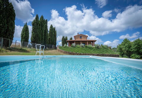 Vineyard’s Cottage With Pool, Ac, Wifi - Siena: Wolk, Water, Lucht, Fabriek, Eigendom, Boom, Azure, Gebouw, Zwembad, Natuurlijk Landschap