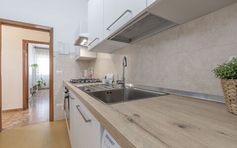 Casa Rivamare: Kraan, Cabinetry, Countertop, Wastafel, Gootsteen, Fabriek, Loodgieterswerkinrichting, Gebouw, Keuken, Kamerplant
