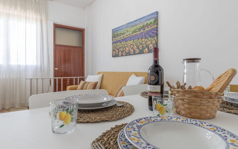 Casa Rivamare: Tafel, Tableware, Meubilair, Eigendom, Dishware, Tafelkleed, Textiel, Interieur Ontwerp, Hout, Bord