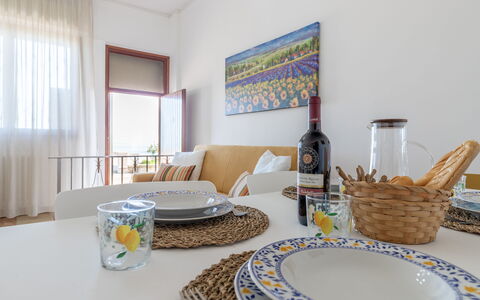 Casa Rivamare: Tafel, Eigendom, Meubilair, Tableware, Venster, Dishware, Azure, Fles, Textiel, Hout