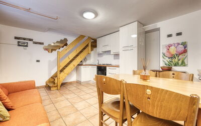 Appartamento in Centro Paese Ronco 1: Meubilair, Tafel, Hout, Stoel, Flooring, Verdieping, Fabriek, Woonkamer, Hardwood, Onroerend Goed