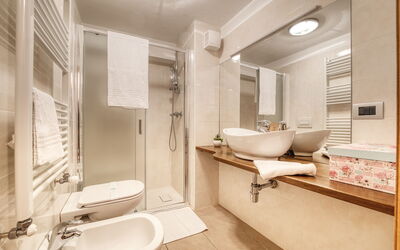 Appartamento in Centro Paese Ronco 2: Loodgieterswerkinrichting, Kraan, Wastafel, Eigendom, Wastafel In De Badkamer, Spiegel, Badkamer, Toilet, Interieur Ontwerp, Architectuur