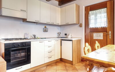 Appartamento in Centro Paese Ronco 5: Cabinetry, Countertop, Meubilair, Wastafel, Gebouw, Keuken, Gootsteen, Hout, Fornuis, Lade