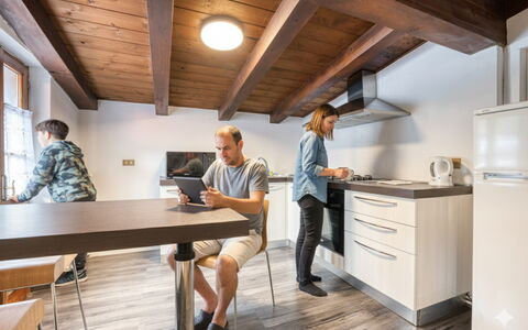Appartamento Piazza Centrale: Meubilair, Interieur Ontwerp, Hout, Flooring, Plafond, Verdieping, Tafel, Kamer, Countertop, Keuken
