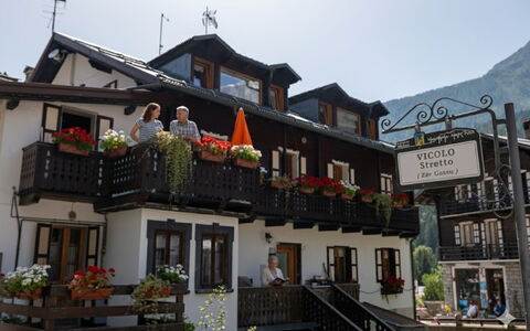 Appartamento Piazza Centrale: Dorf\, Buitentafel, Balkon, Buitenmeubels, Bloempot, Winter, Sneeuw, Kamerplant, Paraplu