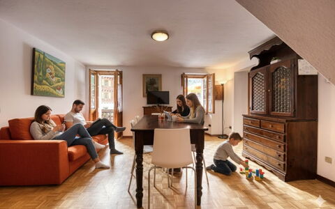 Appartamento Piazza Centrale: Meubilair, Interieur Ontwerp, Flooring, Hout, Verdieping, Bankstel, Kamer, Tafel, Plafond, Woonkamer