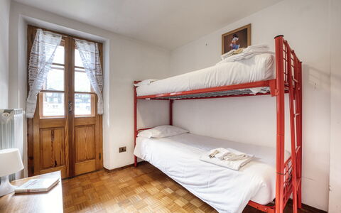Appartamento Piazza Centrale: Venster, Comfort, Hout, Bed Frame, Gebouw, Bed, Verdieping, Onroerend Goed, Hardwood