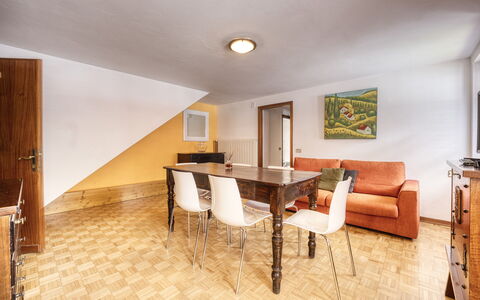 Appartamento Piazza Centrale: Tafel, Meubilair, Gebouw, Bankstel, Hout, Hal, Architectuur, Interieur Ontwerp, Flooring, Stoel