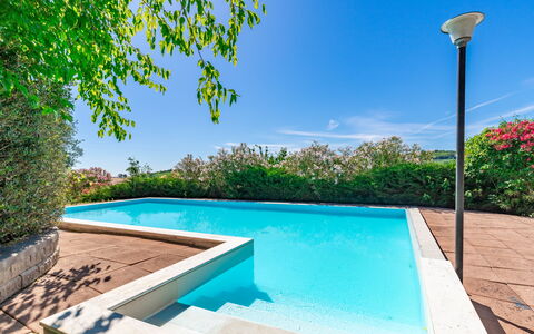 Villa La Pagliarina: Water, Lucht, Fabriek, Eigendom, Zwembad, Straatlantaarn, Wolk, Azure, Rechthoek, Schaduw