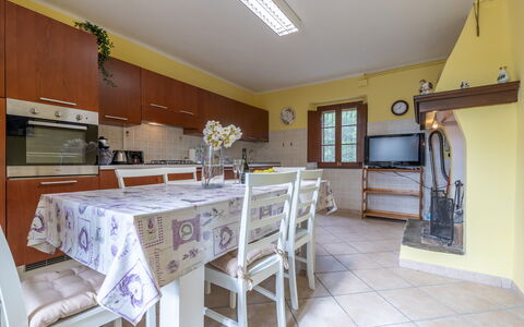 Villa La Pagliarina: Meubilair, Tafel, Cabinetry, Countertop, Hout, Verlichting, Architectuur, Stoel, Interieur Ontwerp, Keuken