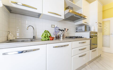 Leandro's House Near Thermal Baths: Gootsteen, Cabinetry, Countertop, Wastafel, Kraan, Keuken, Gebouw, Interieur Ontwerp, Lade, Fornuis