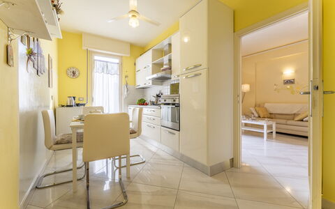 Leandro's House Near Thermal Baths: Meubilair, Gebouw, Stoel, Geel, Deur, Verdieping, Venster, Flooring