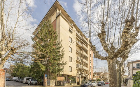 Leandro's House Near Thermal Baths: Lucht, Wolk, Gebouw, Venster, Wiel, Fabriek, Boom, Auto, Blok Van De Toren, Condominium