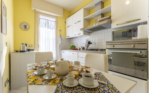 Leandro's House Near Thermal Baths: Cabinetry, Eigendom, Meubilair, Countertop, Tafel, Interieur Ontwerp, Toestel Van De Keuken, Fornuis, Dishware, Kop
