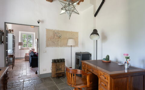Casa Mirandola: Tafel, Meubilair, Eigendom, Fotolijst, Hout, Verlichting, Interieur Ontwerp, Kamerplant, Verdieping