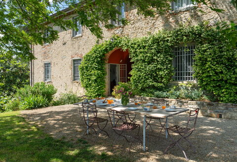 Casa Mirandola: Fabriek, Tafel, Meubilair, Gebouw, Eigendom, Venster, Stoel, Buitentafel, Buitenmeubels, Schaduw