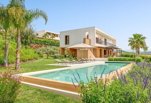 Villa Smeraldo - Sea Front | By Rocco Forte Villas: Fabriek, Water, Eigendom, Gebouw, Lucht, Azure, Boom, Bloem, Architectuur, Zwembad