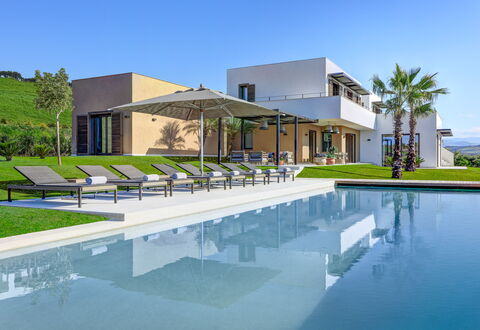 Villa Corallo - Sea Front | By Rocco Forte Villas: Water, Lucht, Gebouw, Azure, Fabriek, Schaduw, Zwembad, Boom, Stedelijk Ontwerp, Woongebied