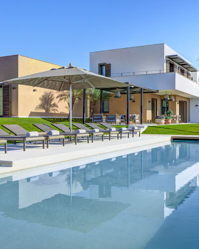 Villa Corallo - Sea Front | By Rocco Forte Villas: Water, Lucht, Gebouw, Azure, Fabriek, Schaduw, Zwembad, Boom, Stedelijk Ontwerp, Woongebied